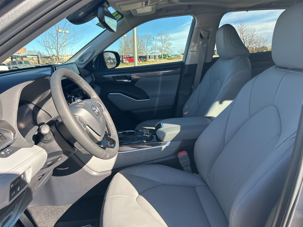 Used 2026 Toyota Highlander Limited image 44