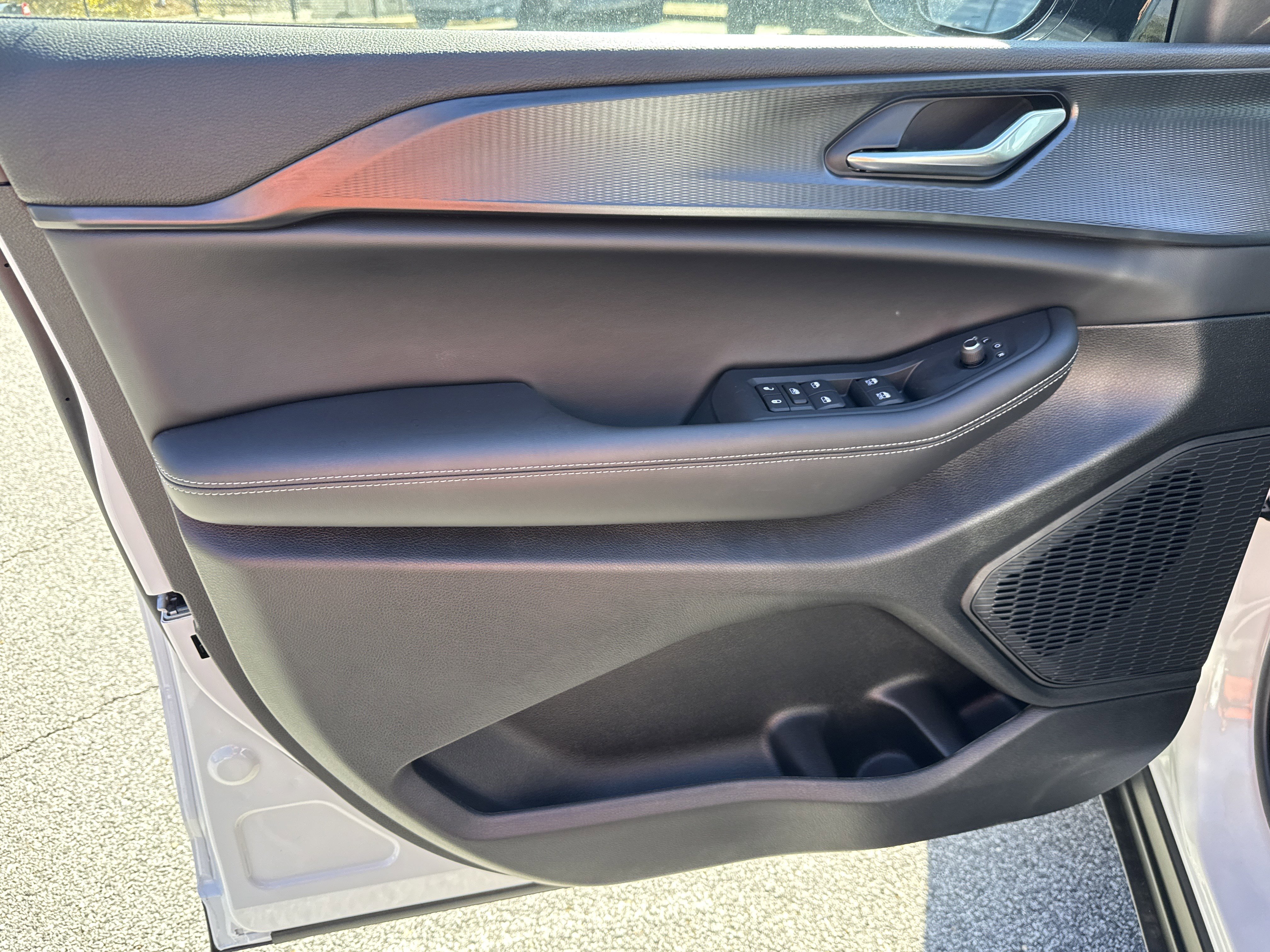 New 2025 Jeep Grand Cherokee Altitude image 17