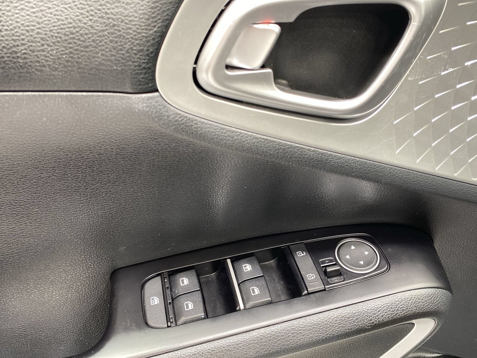 Used 2023 Kia Soul LX w/ Option Group 015 FWD image 13