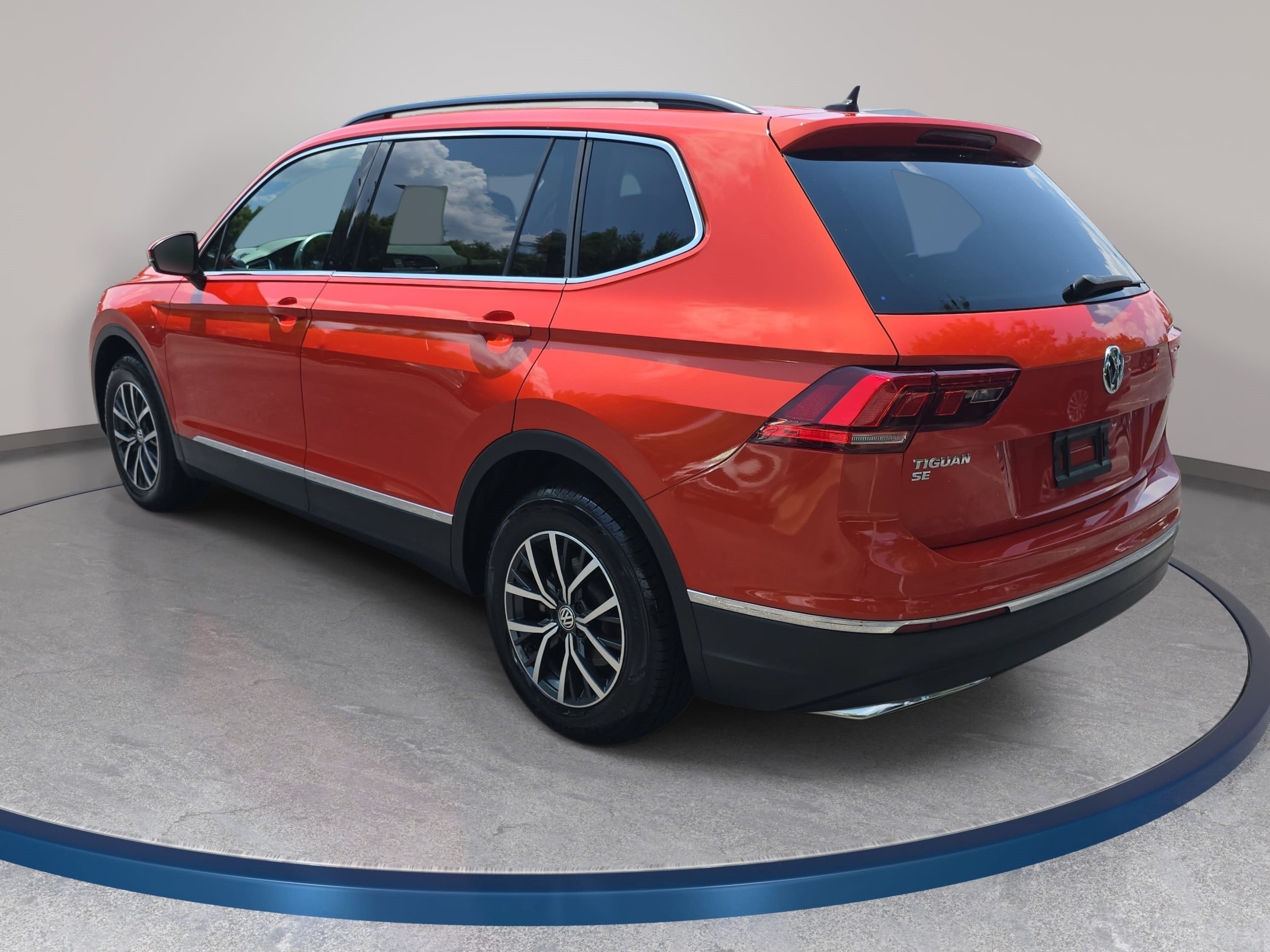 Used 2018 Volkswagen Tiguan SE w/ Panoramic Sunroof Package FWD image 7