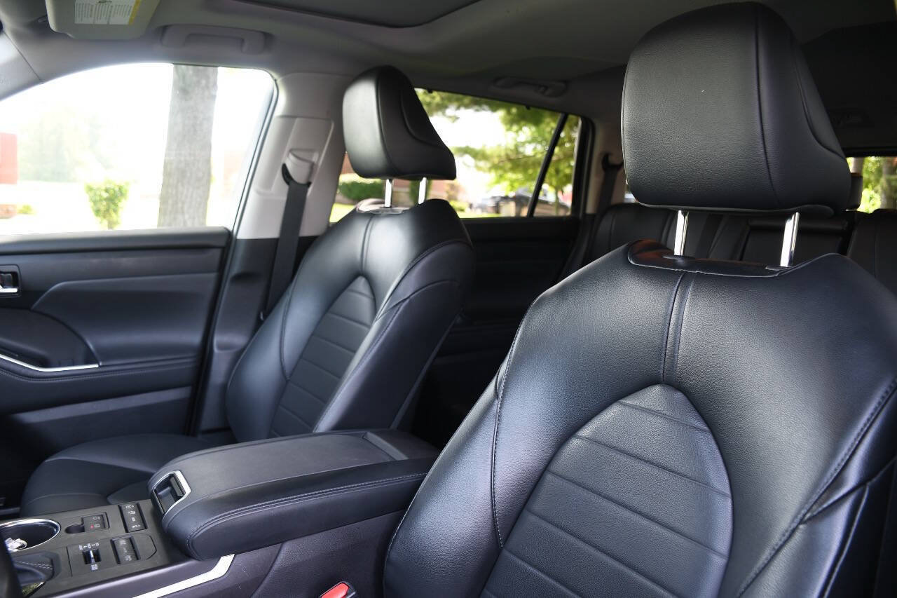 Used 2022 Toyota Highlander XLE AWD/4WD image 11
