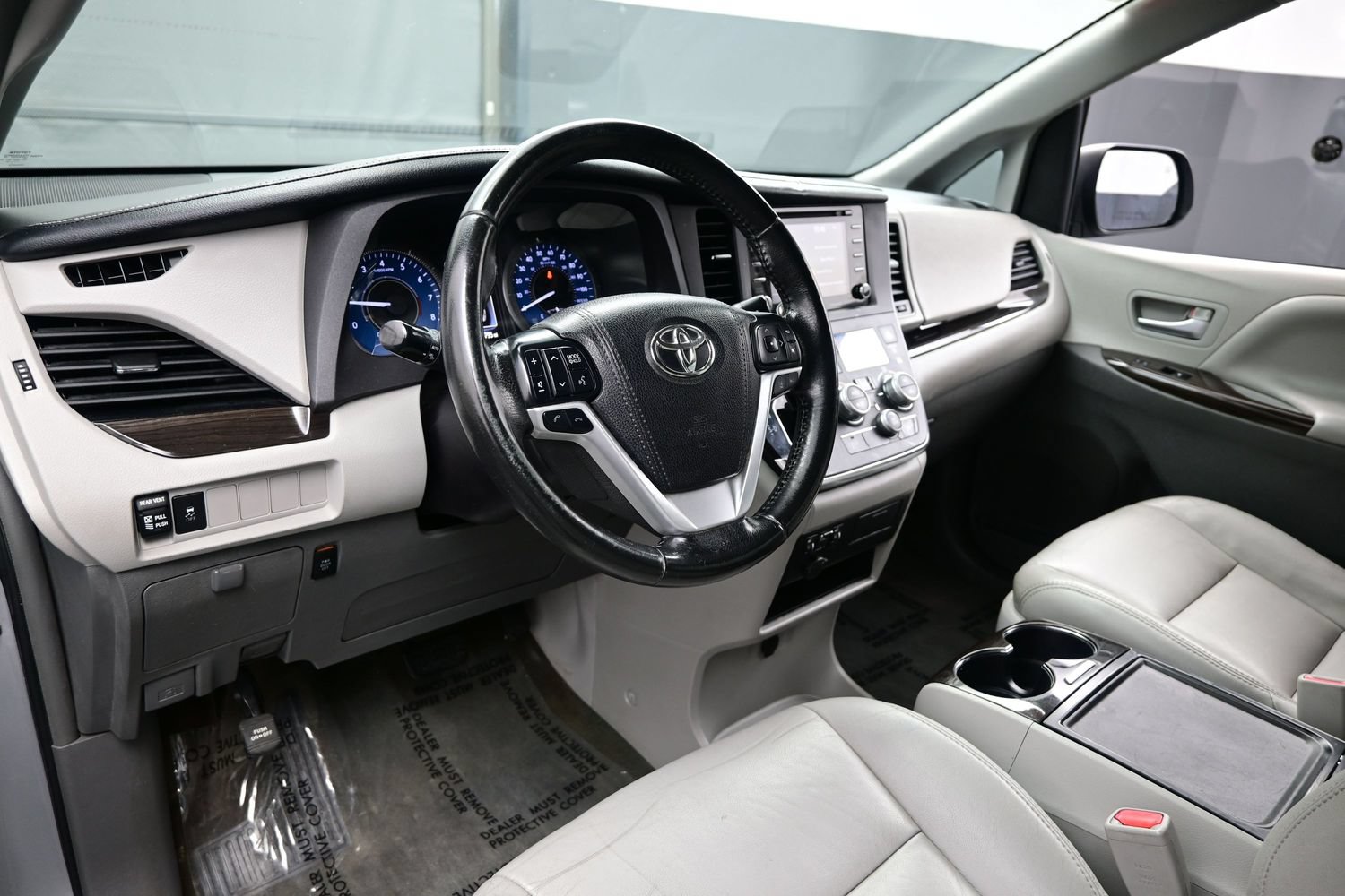 Used 2018 Toyota Sienna XLE FWD image 13
