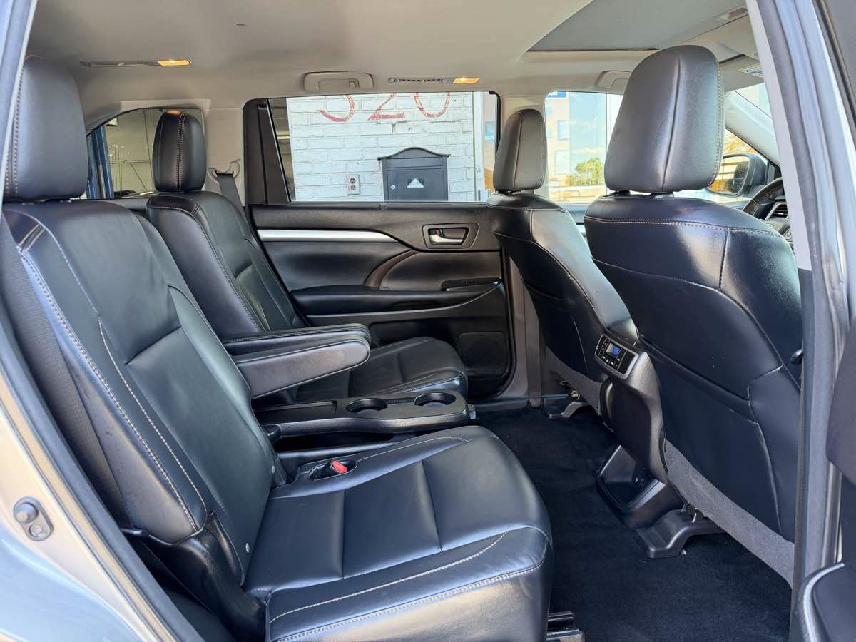 Used 2015 Toyota Highlander XLE AWD/4WD image 12