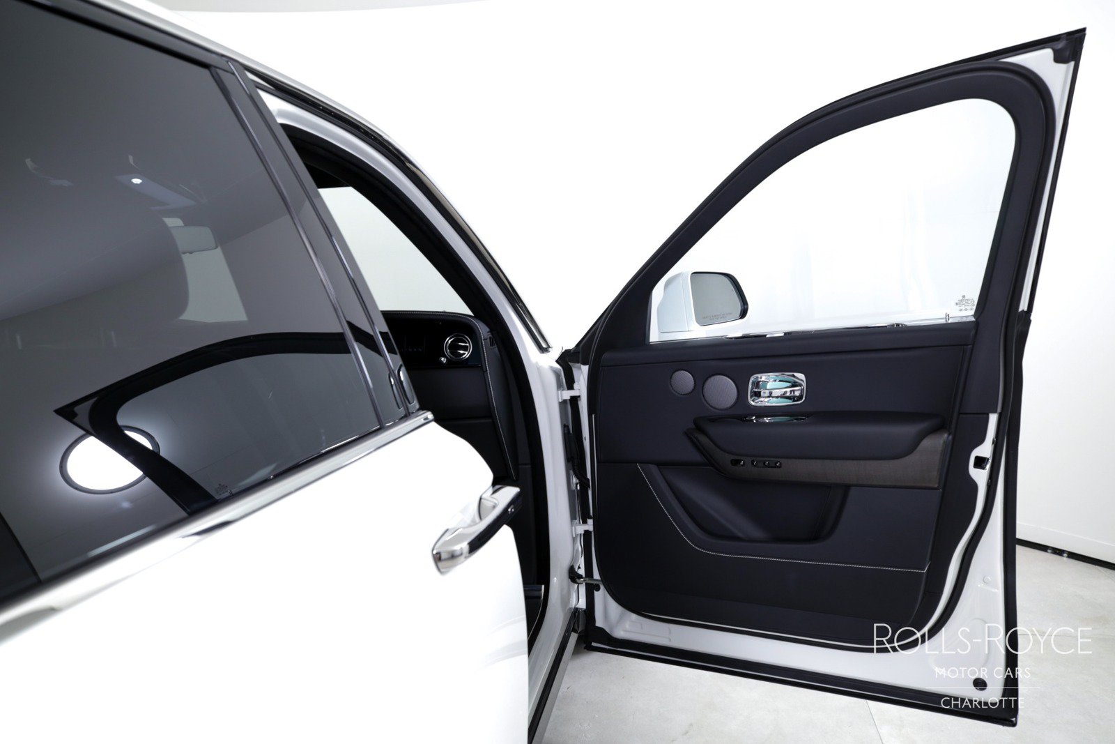 Certified 2025 Rolls-Royce Cullinan AWD/4WD image 32