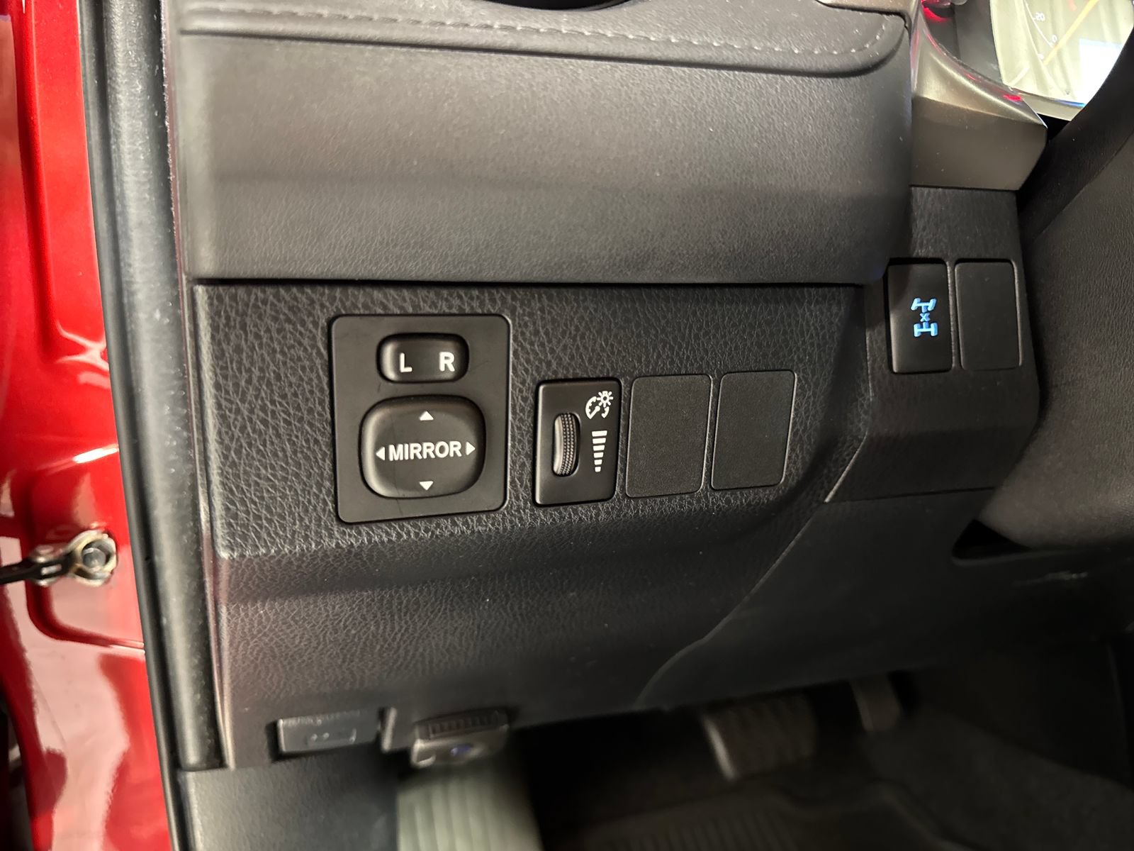 Used 2016 Toyota RAV4 LE AWD/4WD image 18