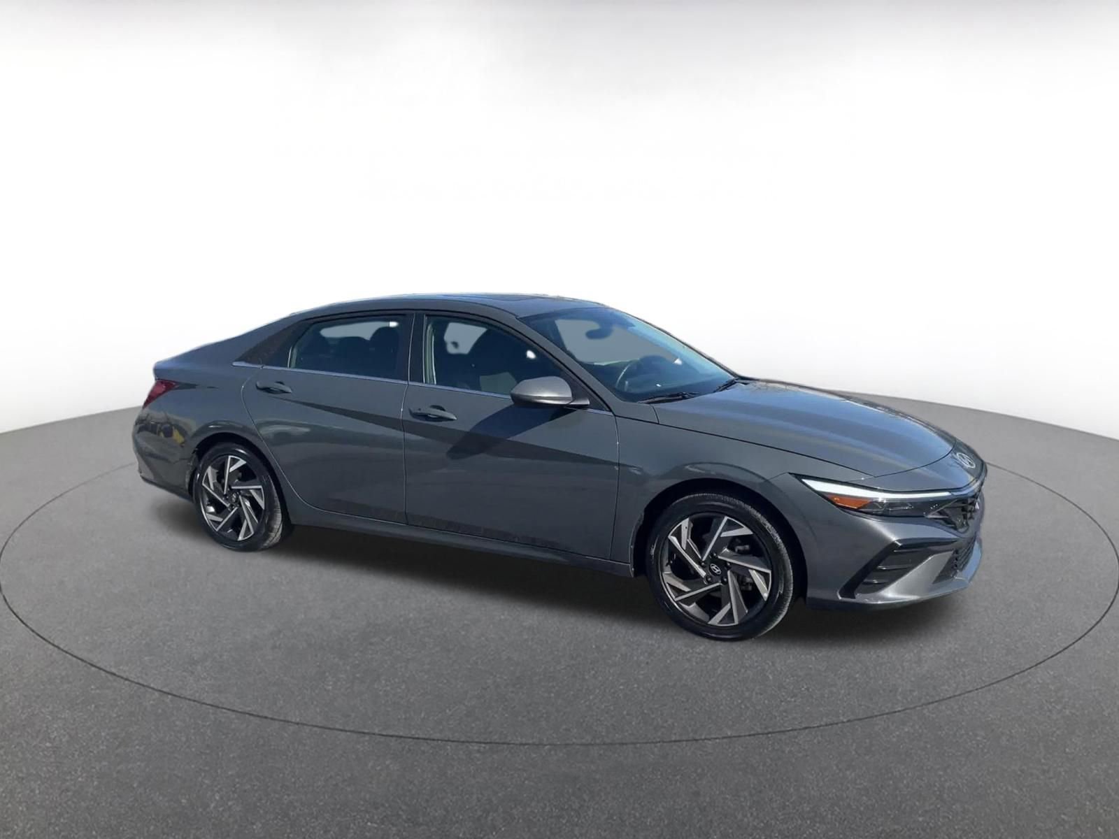 Used 2025 Hyundai Elantra SEL FWD image 2