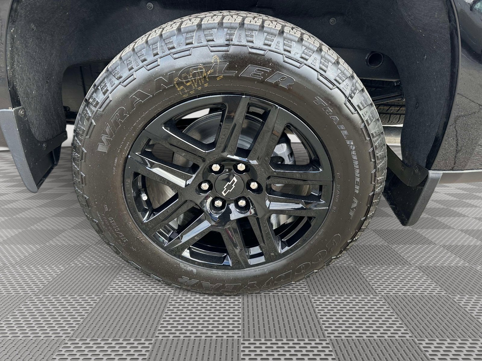 Certified 2025 Chevrolet Silverado 1500 High Country w/ Midnight Edition image 36