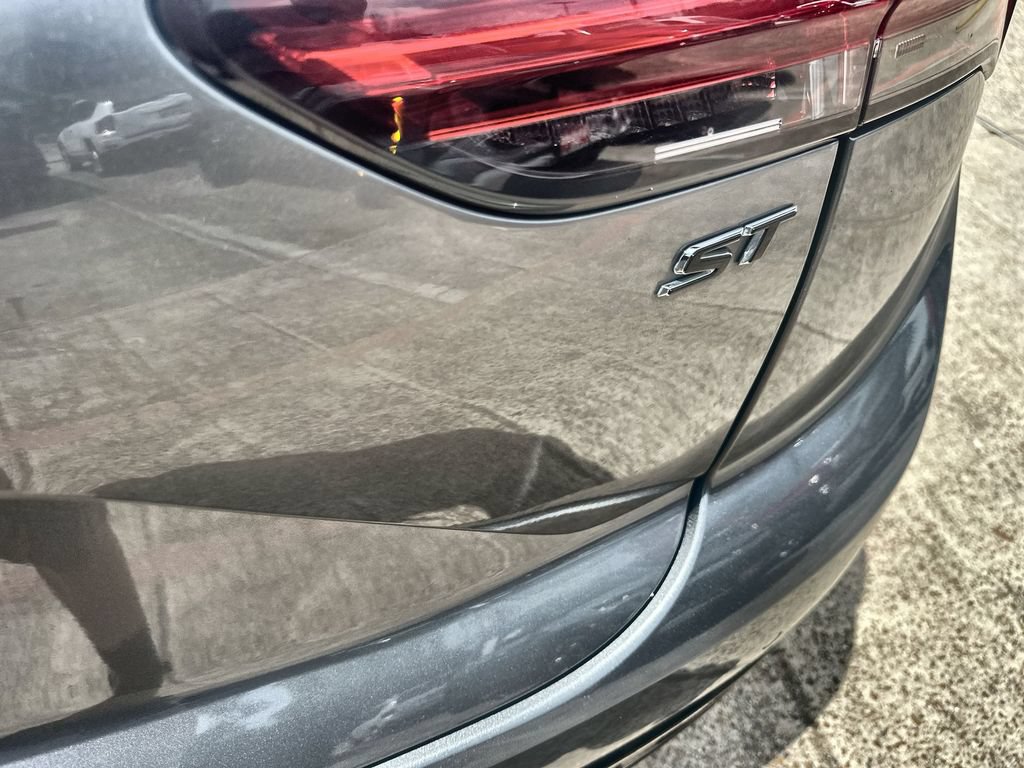 Used 2021 Buick Envision Essence w/ Sport Touring Package FWD image 14