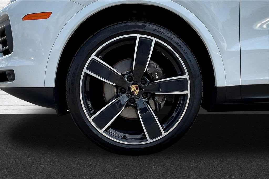 Used 2023 Porsche Cayenne w/ Premium Package AWD/4WD image 31