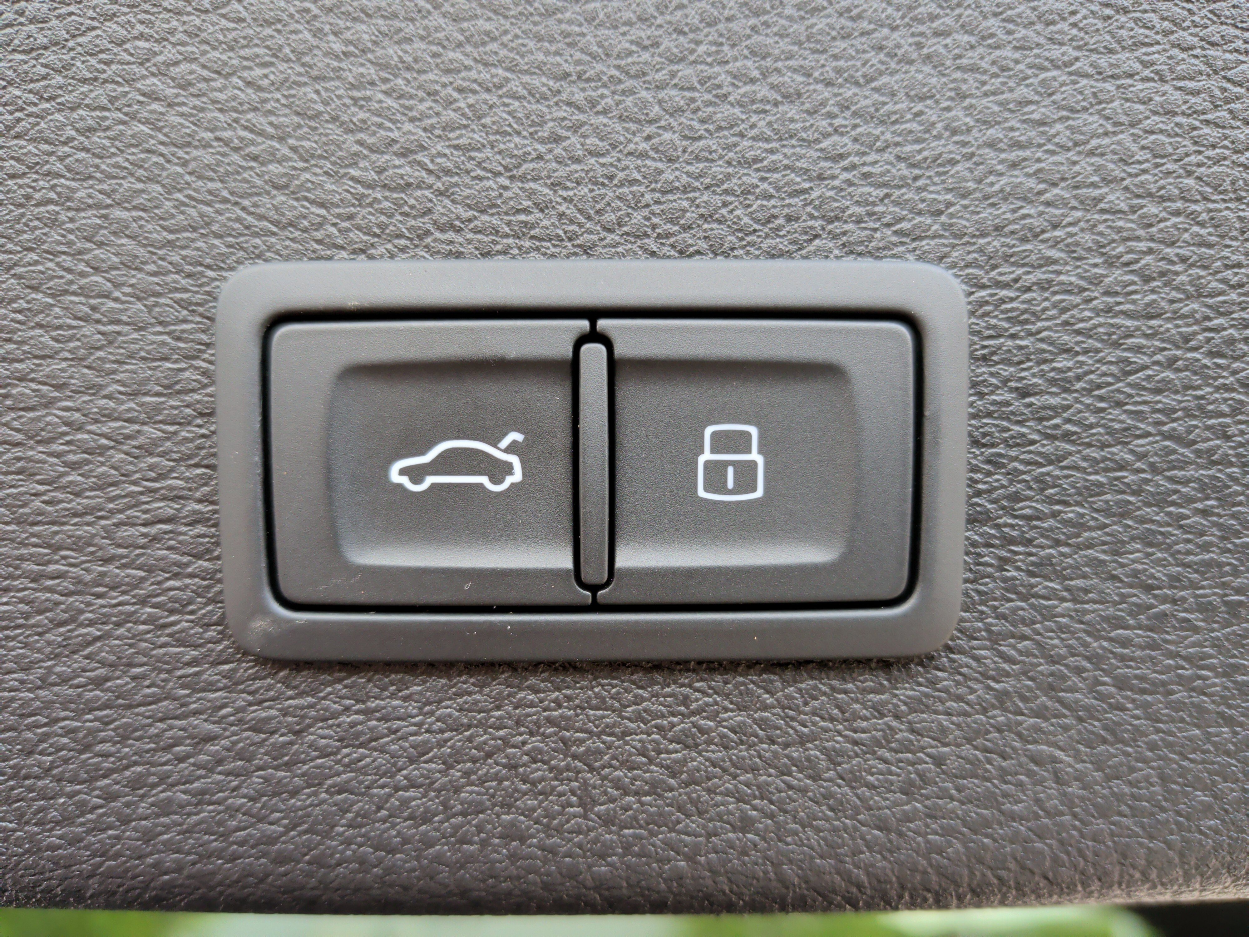 Used 2023 Audi e-tron Premium Plus image 36