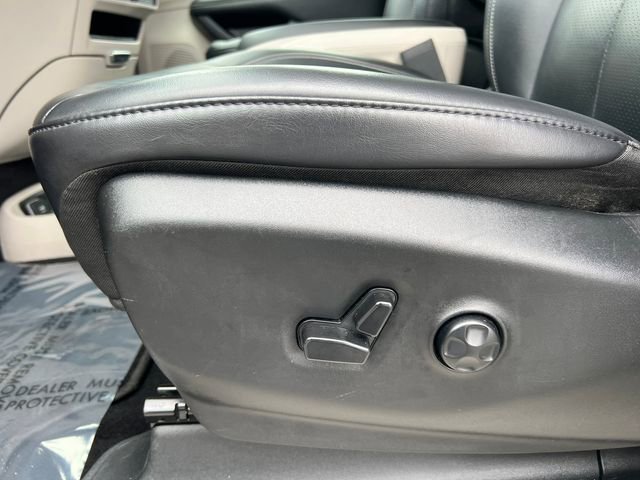 Used 2024 Chrysler Pacifica Touring-L FWD image 11