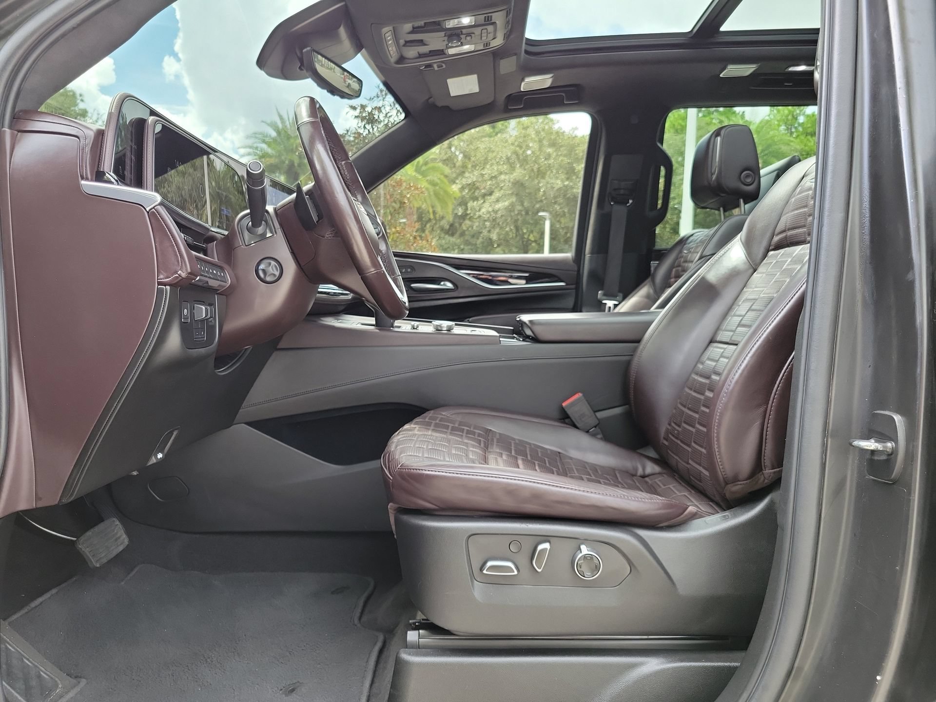 Used 2023 Cadillac Escalade Sport Platinum w/ Heavy-Duty Trailer Package AWD/4WD image 28
