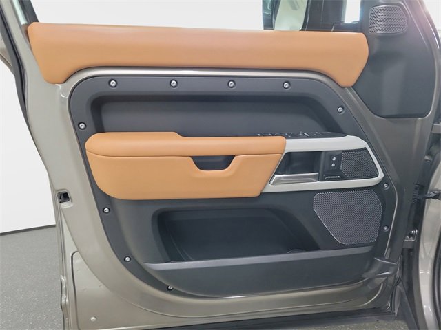 Used 2024 Land Rover Defender 110 S image 13
