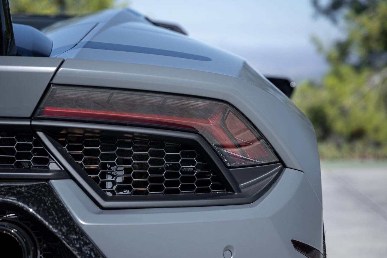 Used 2018 Lamborghini Huracan Performante image 95