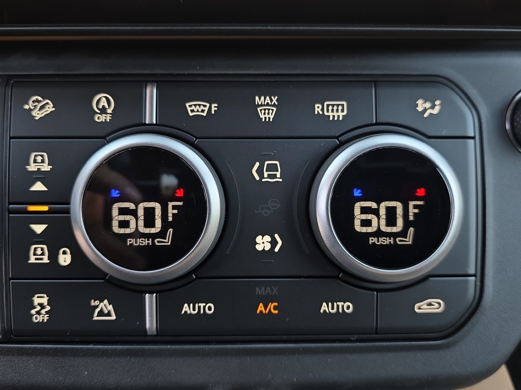 New 2026 Land Rover Defender 130 X-Dynamic SE AWD/4WD image 17