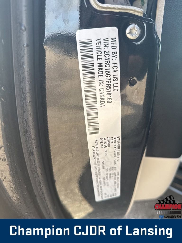 Used 2023 Chrysler Pacifica Touring-L image 15