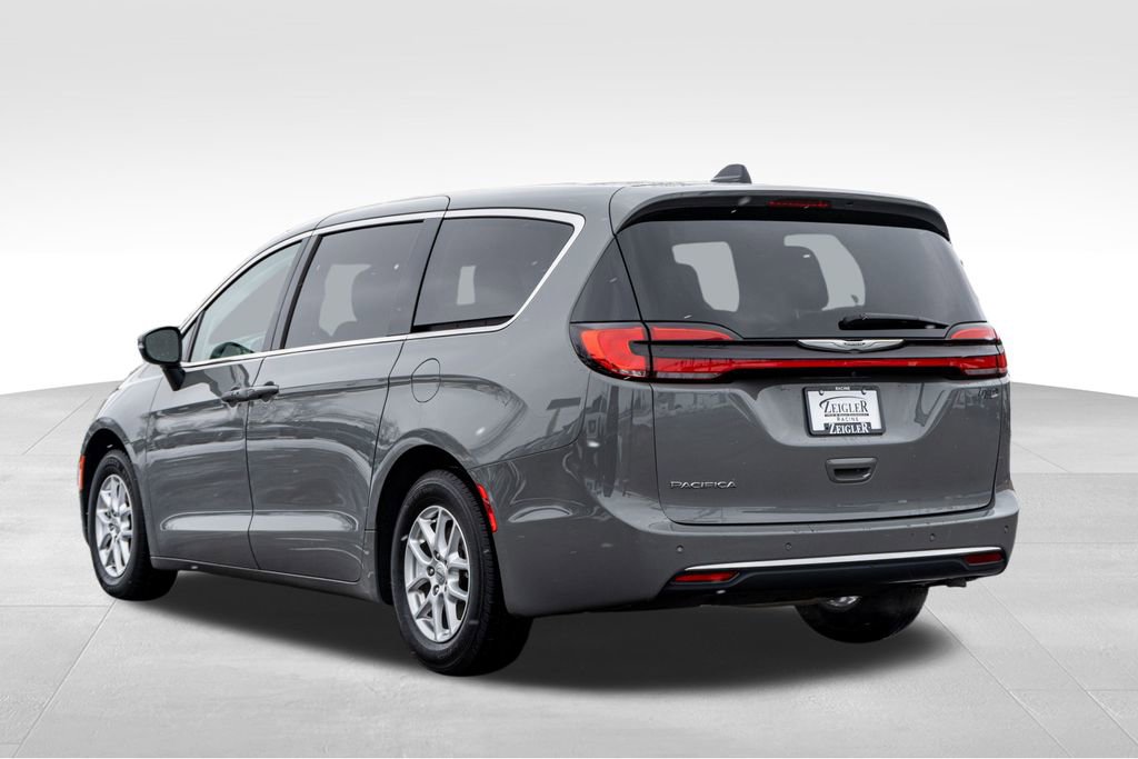 Used 2023 Chrysler Pacifica Touring-L image 5