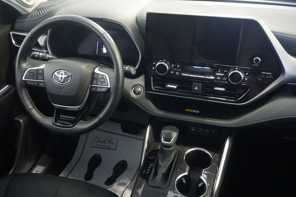 Used 2025 Toyota Highlander Limited AWD/4WD image 32