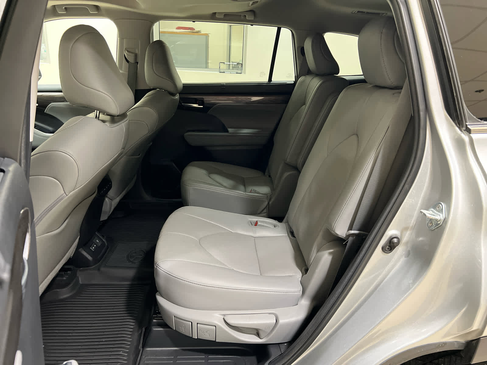 Used 2023 Toyota Highlander Limited image 11