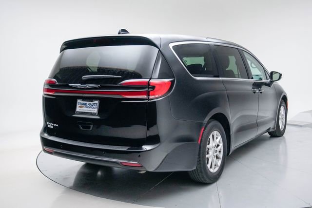 Used 2023 Chrysler Pacifica Touring-L image 6