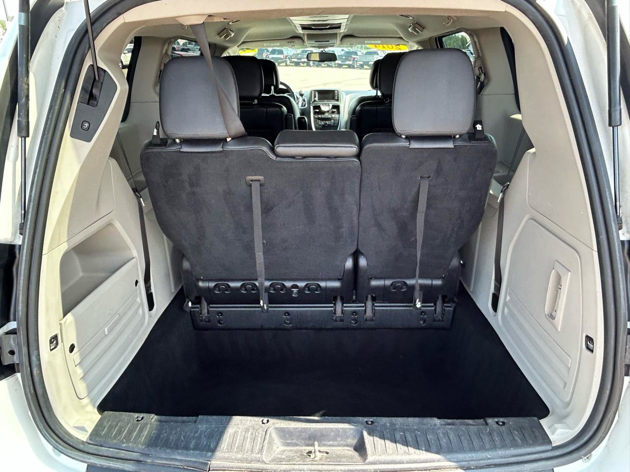 Used 2014 Chrysler Town & Country Touring FWD image 16