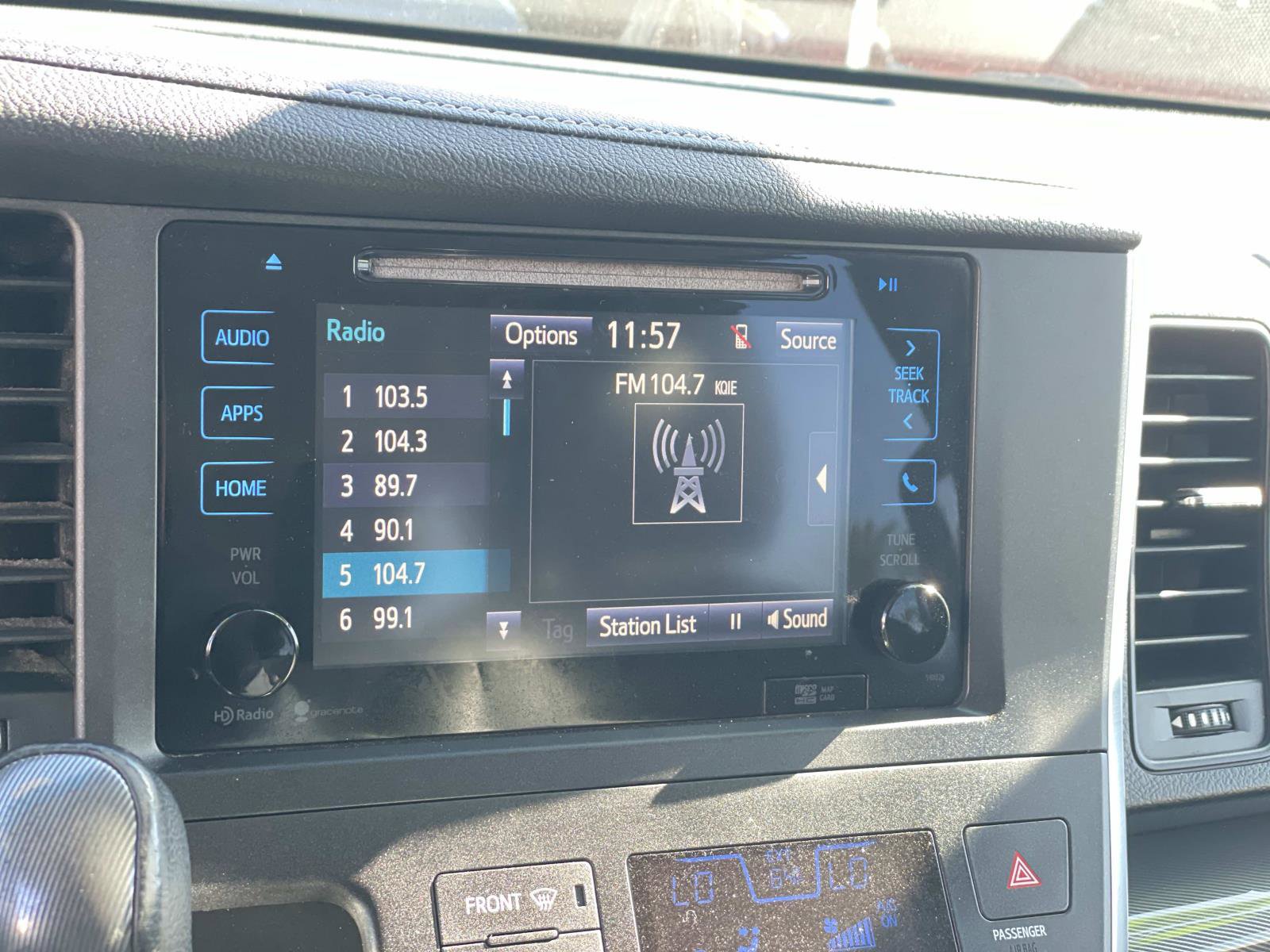 Used 2015 Toyota Sienna SE image 7