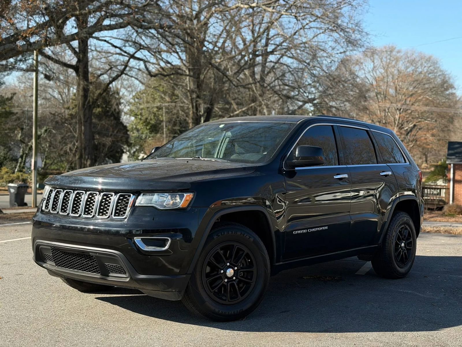Used 2018 Jeep Grand Cherokee Laredo AWD/4WD image 2