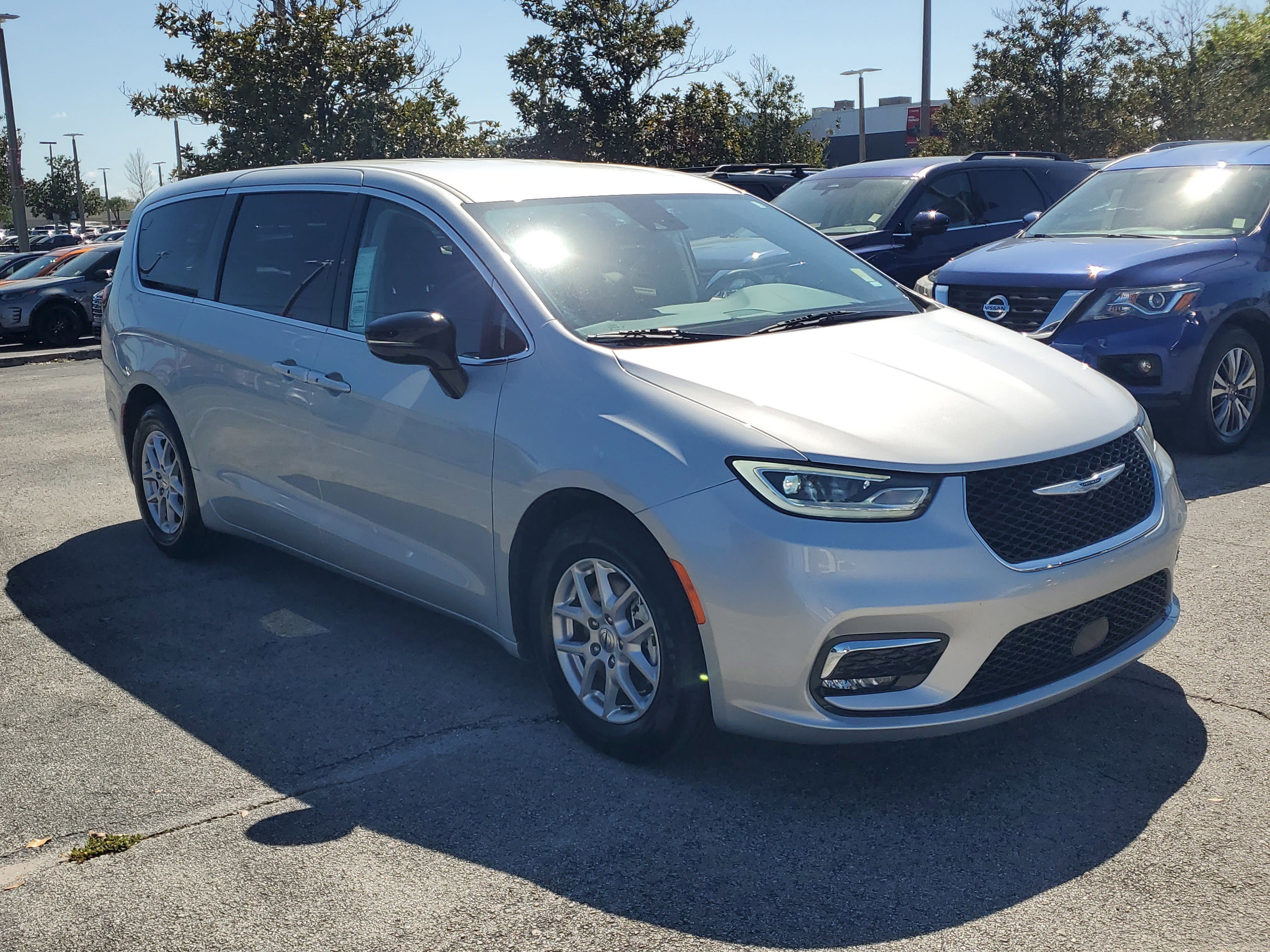 Used 2024 Chrysler Pacifica Touring-L FWD image 3