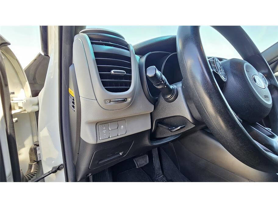 Used 2017 Kia Soul + image 13