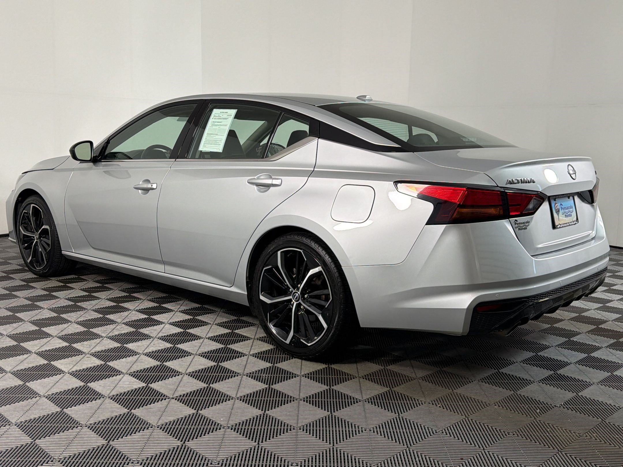 Used 2024 Nissan Altima 2.5 SR FWD image 2