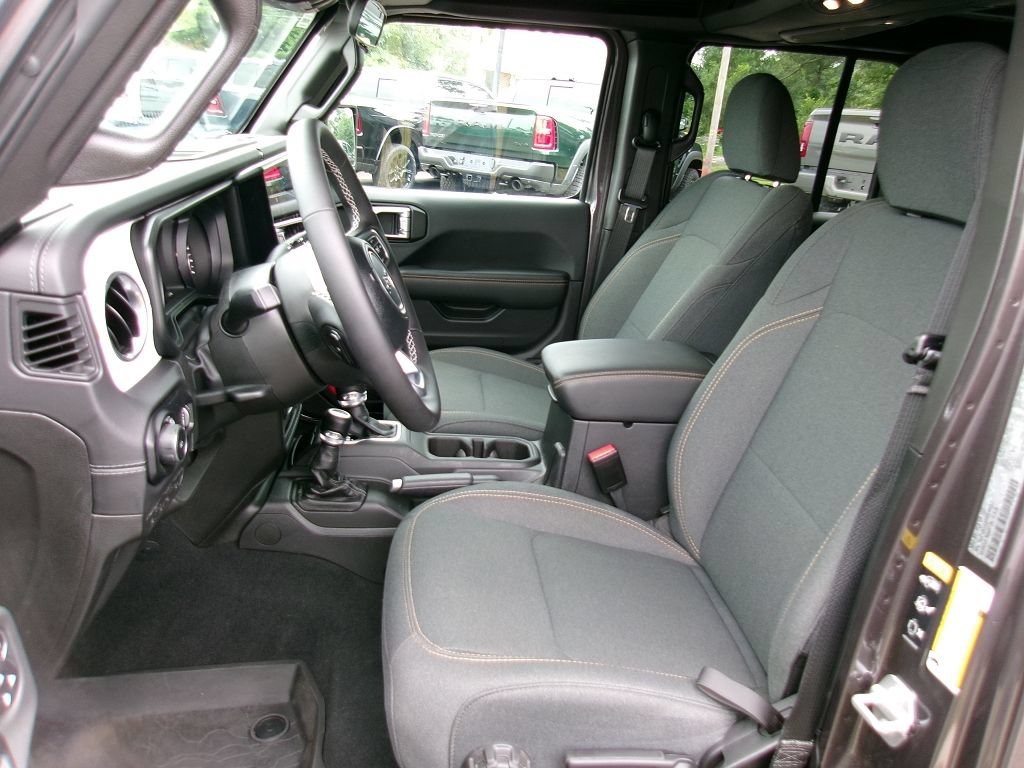 Certified 2025 Jeep Wrangler Unlimited Sahara w/ Safety Group AWD/4WD image 7