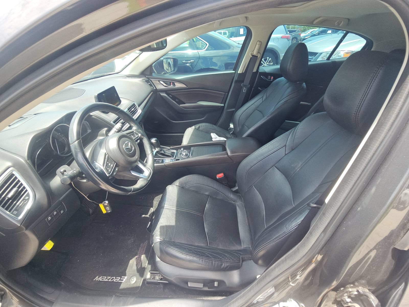 Used 2018 MAZDA MAZDA3 Grand Touring w/ Premium Equipment Package FWD image 4