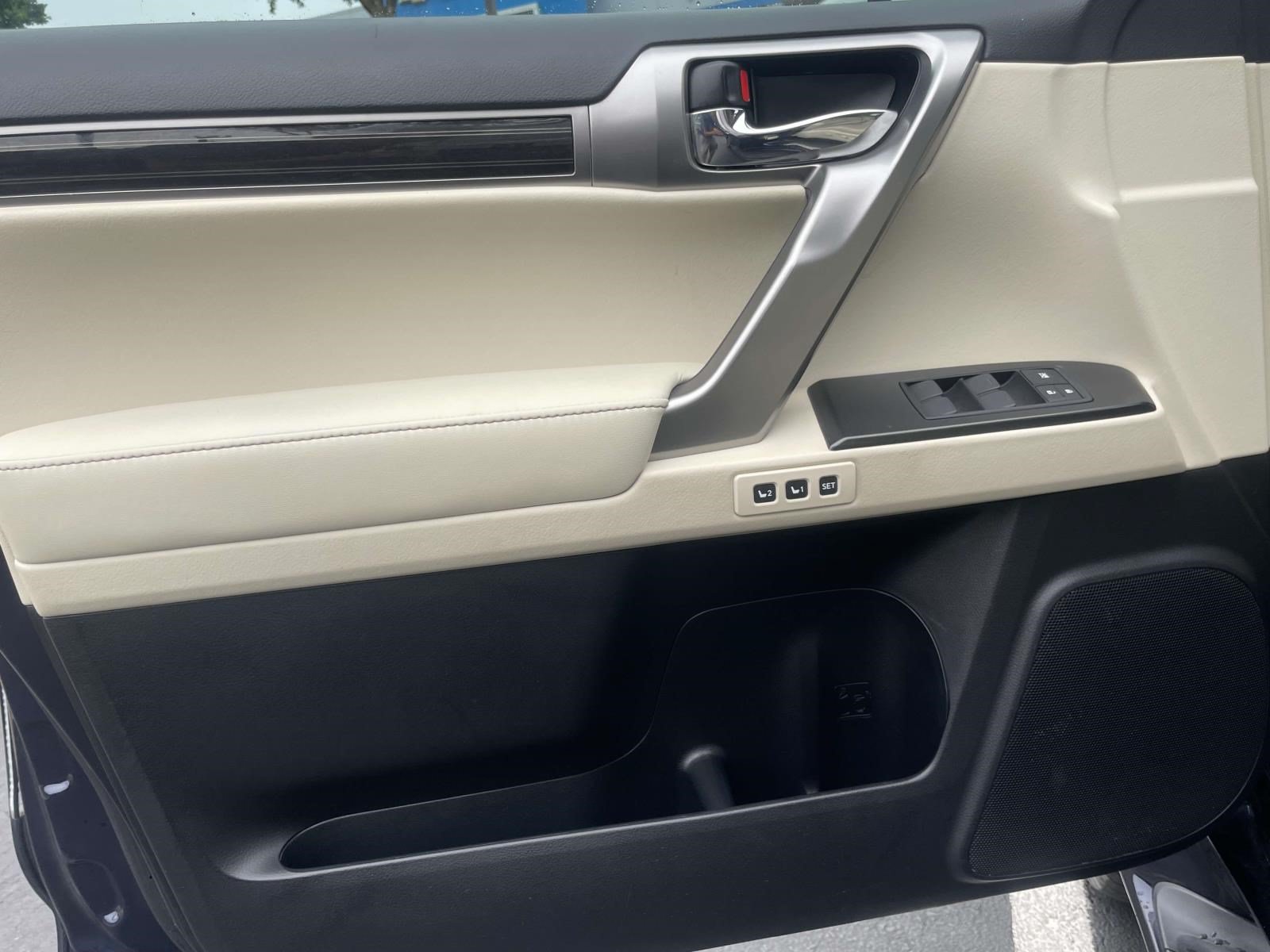 Used 2023 Lexus GX 460 Premium w/ Accessory Package AWD/4WD image 9