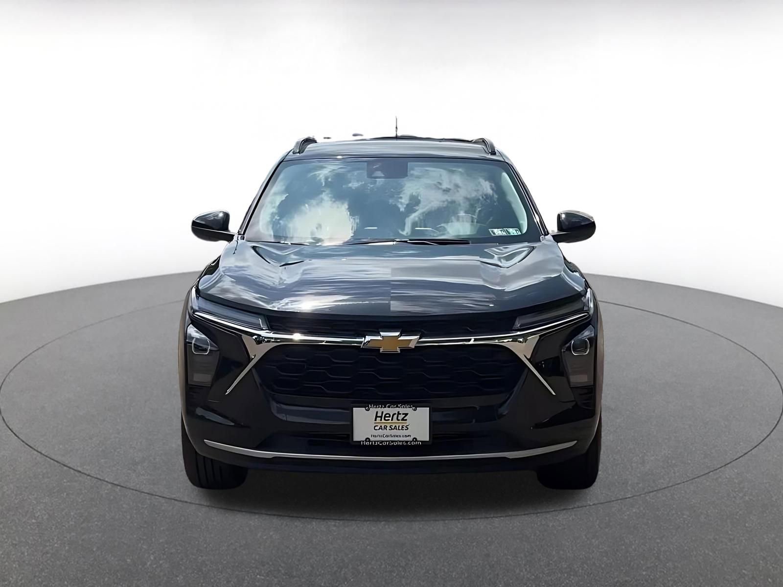 Used 2025 Chevrolet Trax LT FWD image 3