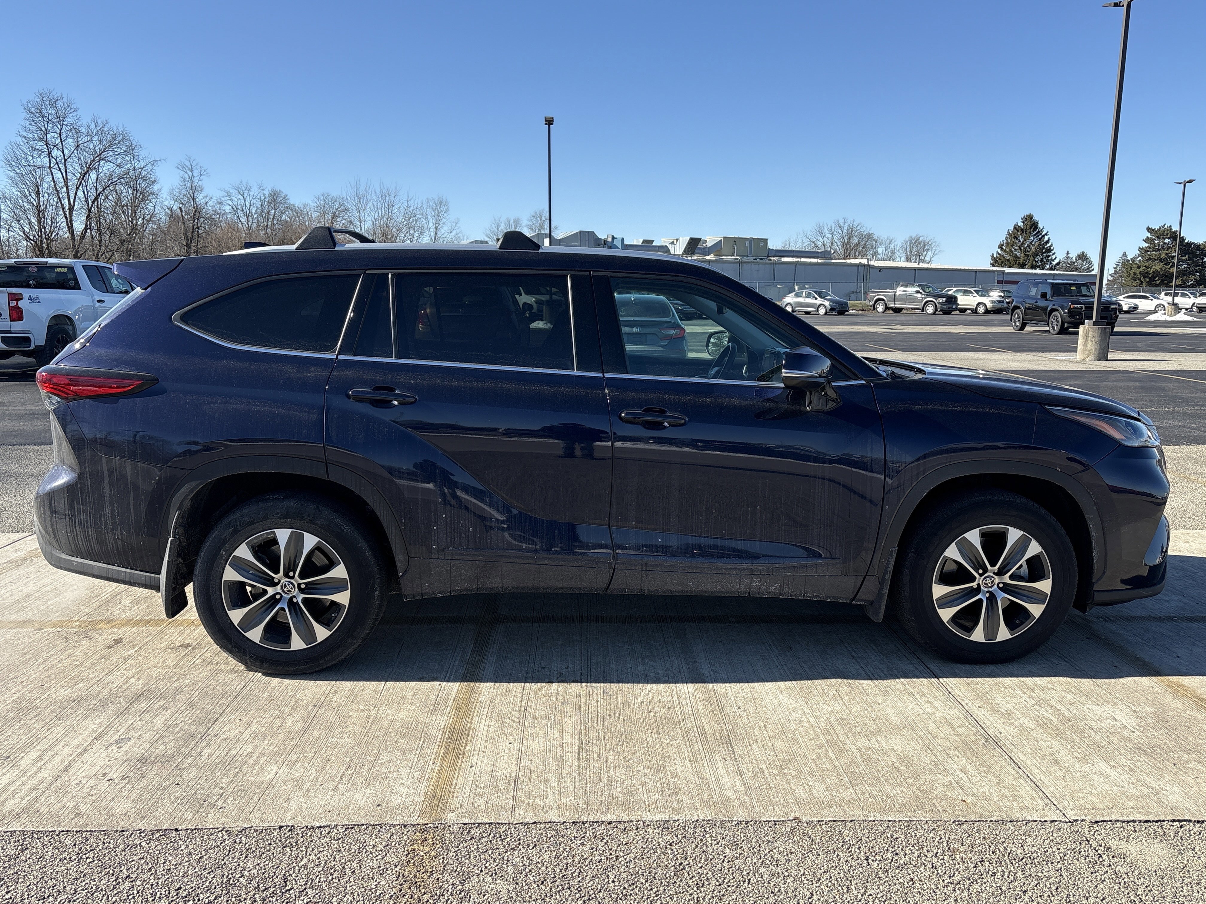 Used 2022 Toyota Highlander XLE image 3