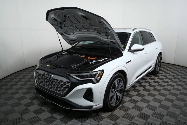 Used 2024 Audi Q8 e-tron Premium Plus image 34