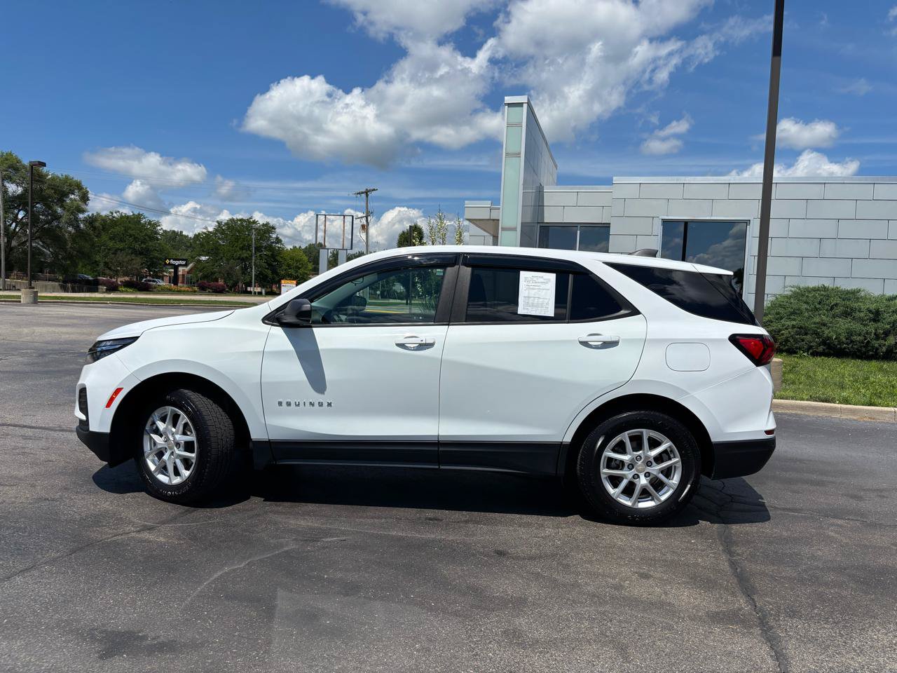 Used 2023 Chevrolet Equinox LS w/ LS Convenience Package AWD/4WD image 4