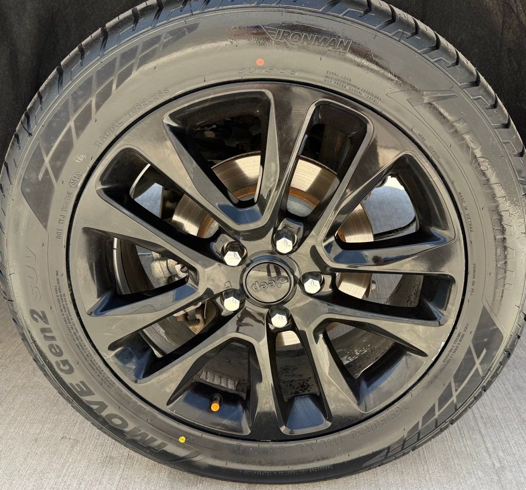 Used 2018 Jeep Grand Cherokee Altitude AWD/4WD image 10