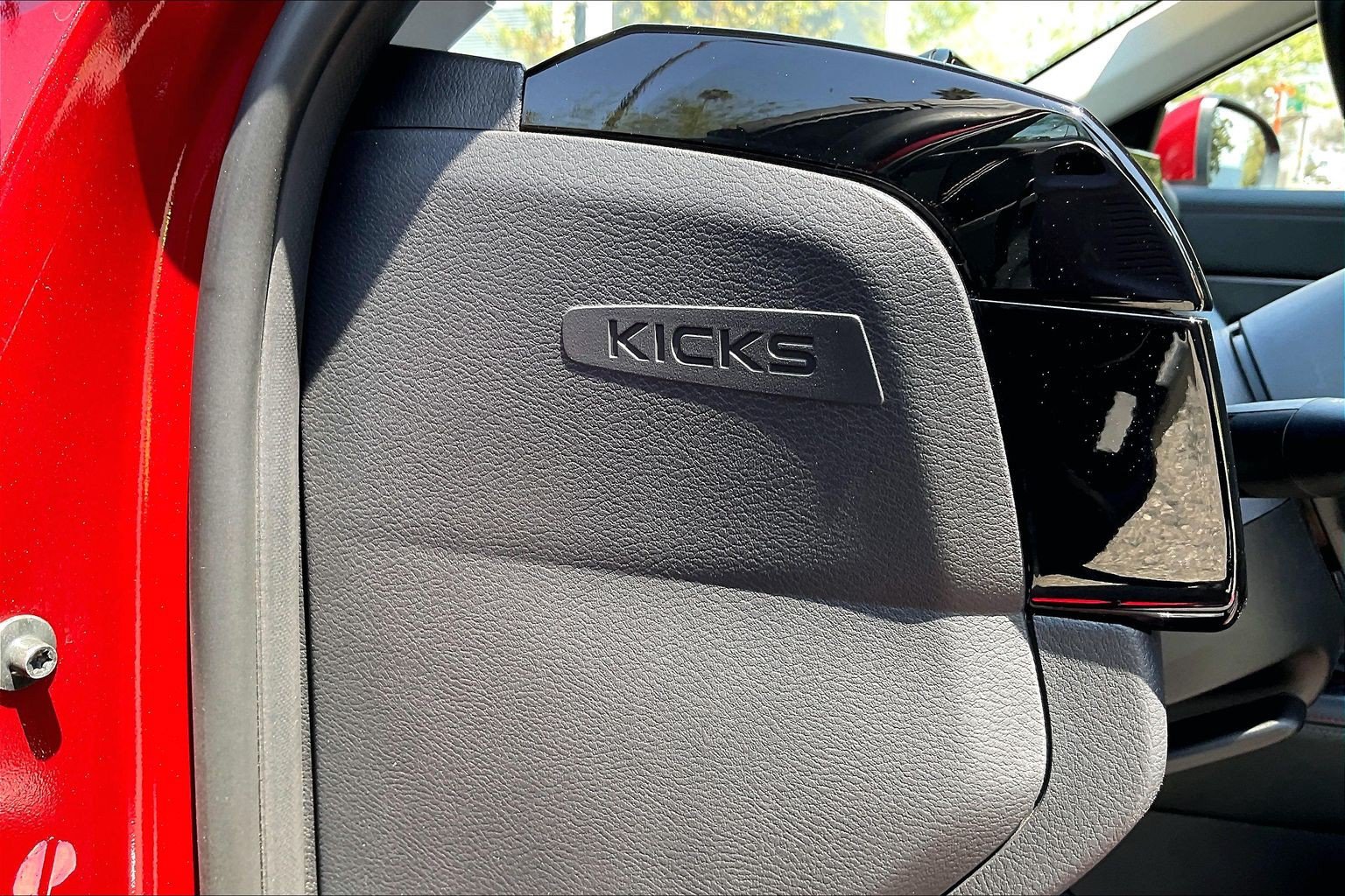 Used 2025 Nissan Kicks SR FWD image 9