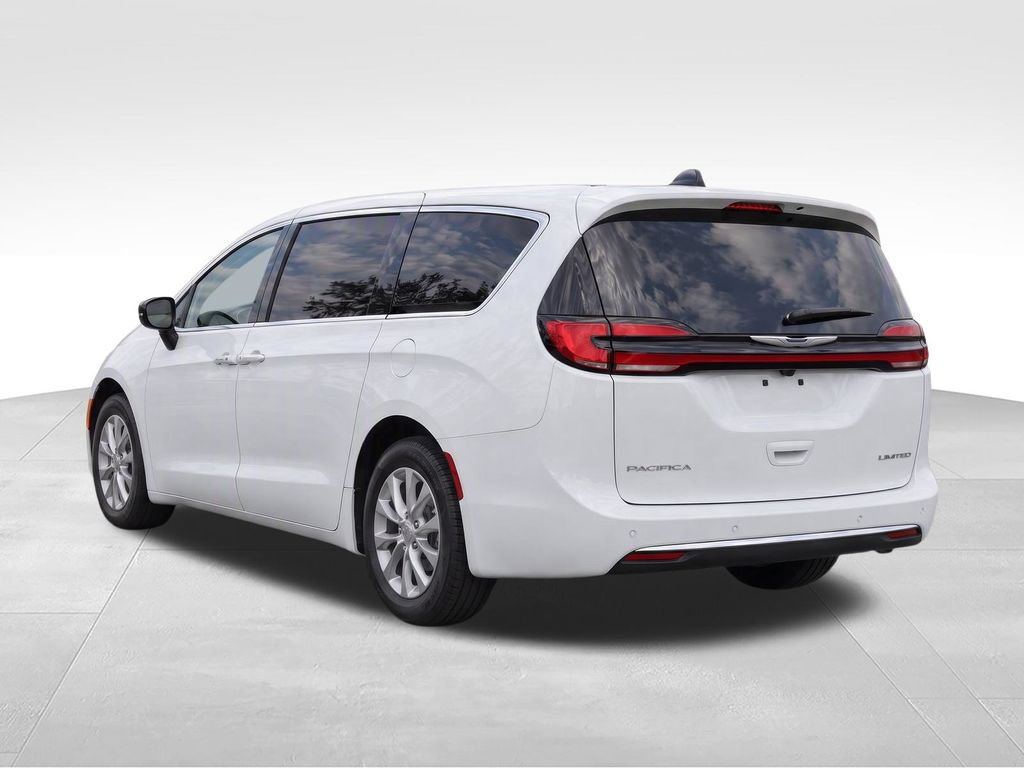 Used 2026 Chrysler Pacifica Limited FWD image 2