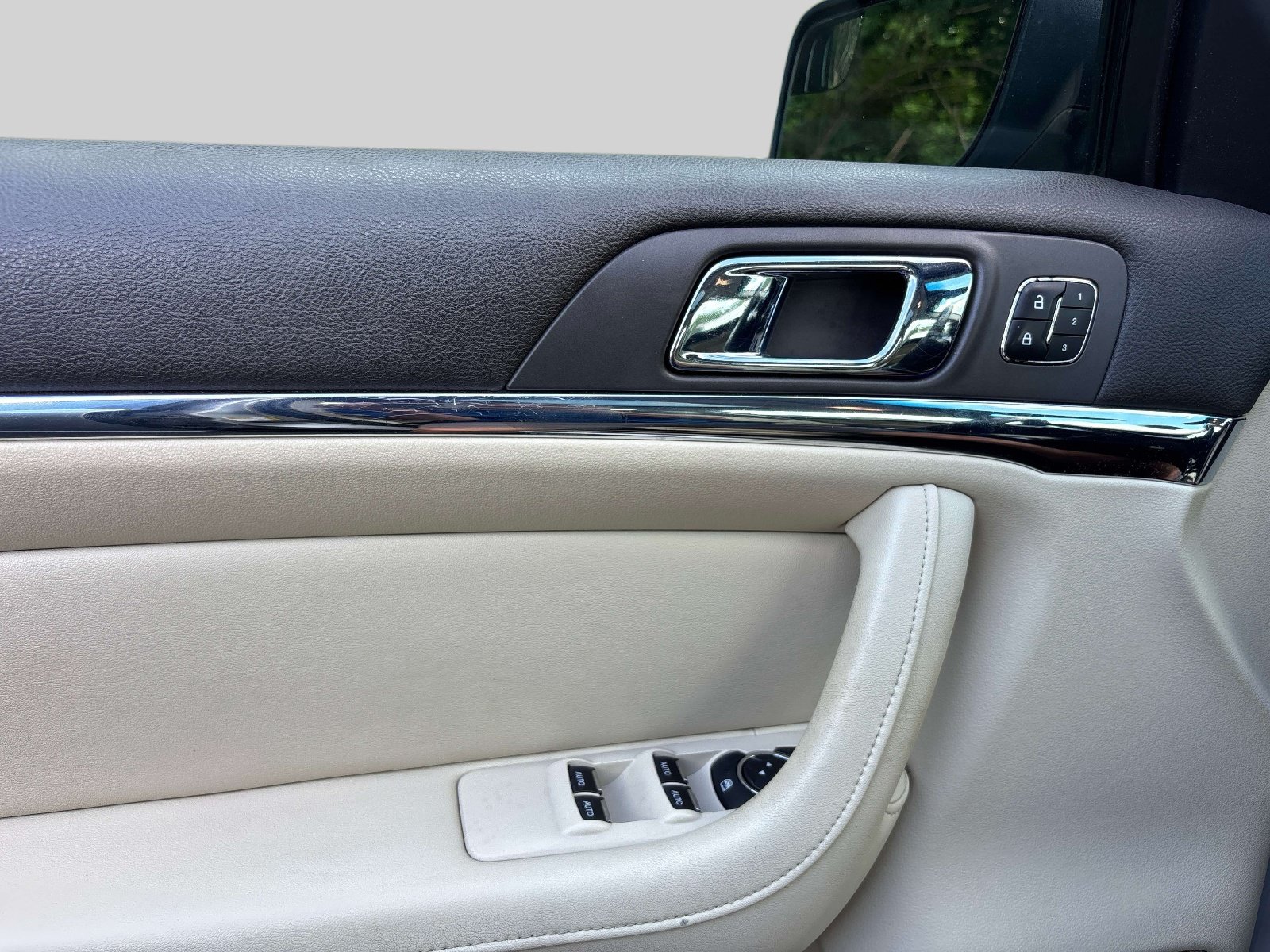 Used 2013 Lincoln MKS FWD image 16