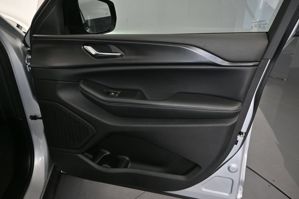 Used 2024 Jeep Grand Cherokee Altitude RWD image 15