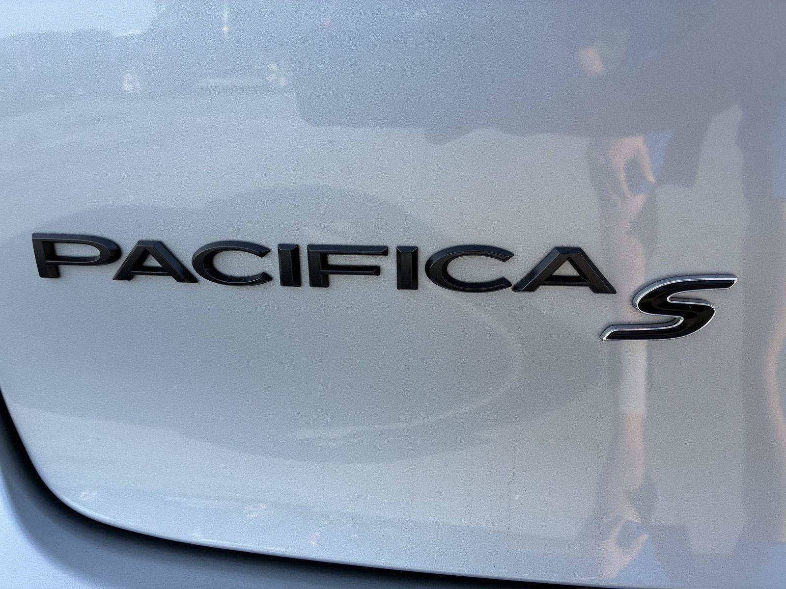 Used 2024 Chrysler Pacifica Premium FWD image 41
