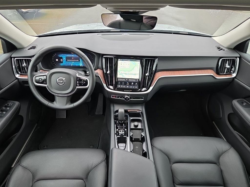 Certified 2025 Volvo V60 B5 Cross Country Plus image 5