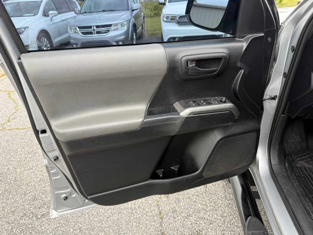 Used 2019 Toyota Tacoma SR5 AWD/4WD image 13