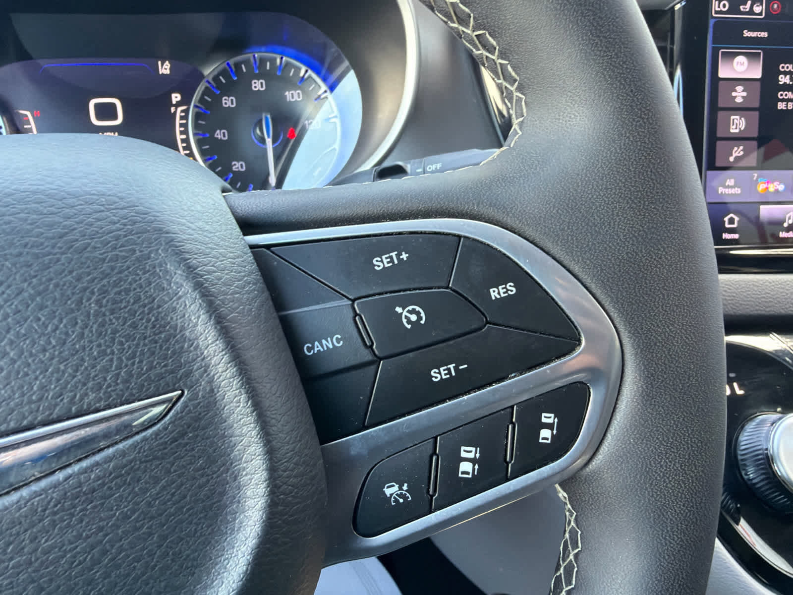 Used 2024 Chrysler Pacifica Touring-L FWD image 24