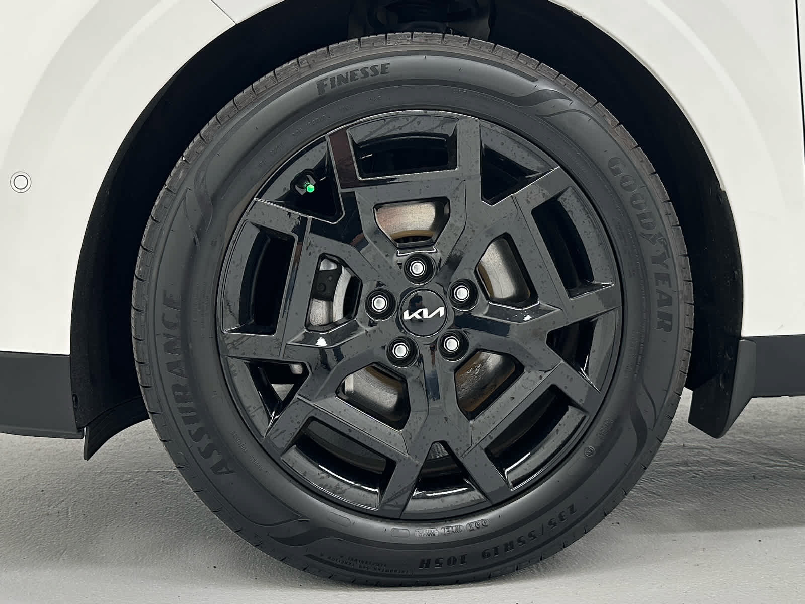 Used 2025 Kia Carnival SX FWD image 9