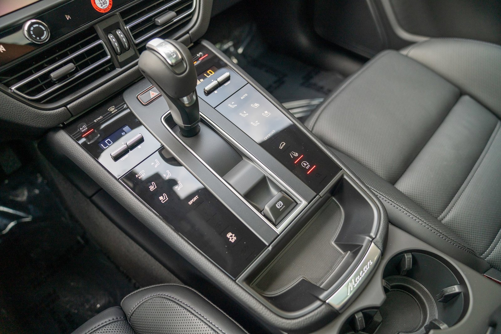 Certified 2025 Porsche Macan image 18