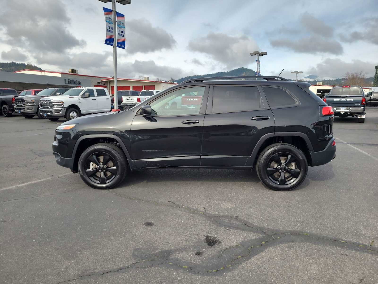 Used 2016 Jeep Cherokee Latitude image 11