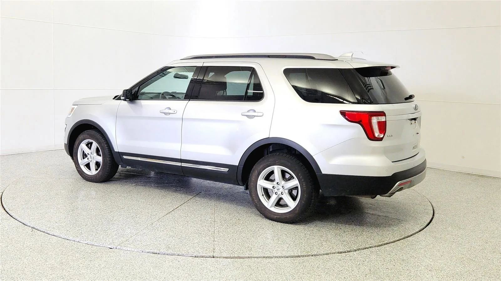 Used 2017 Ford Explorer XLT w/ Class II Trailer Tow Package image 5